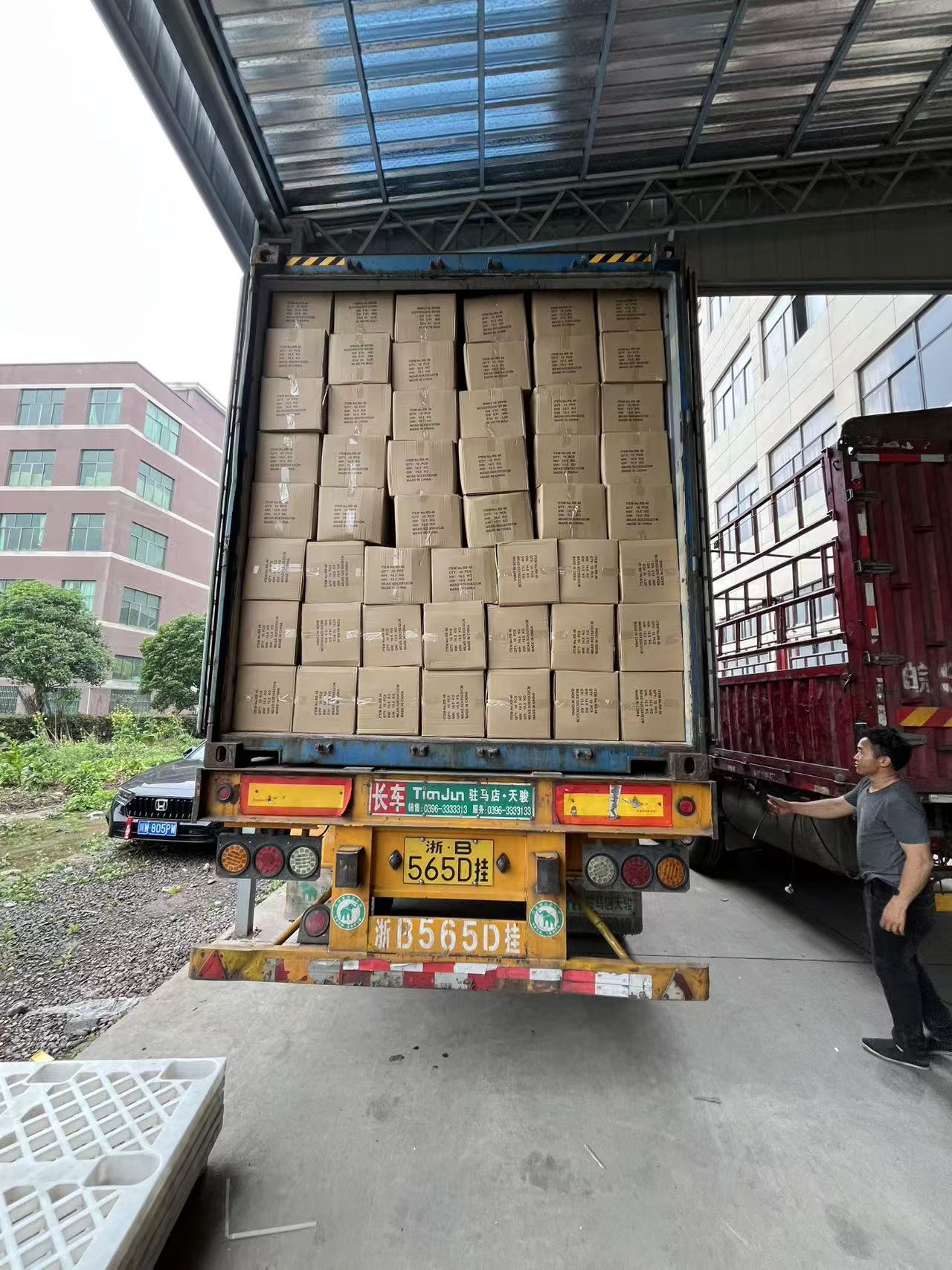 Contêiner totalmente carregado em frente ao armazém em Yiwu